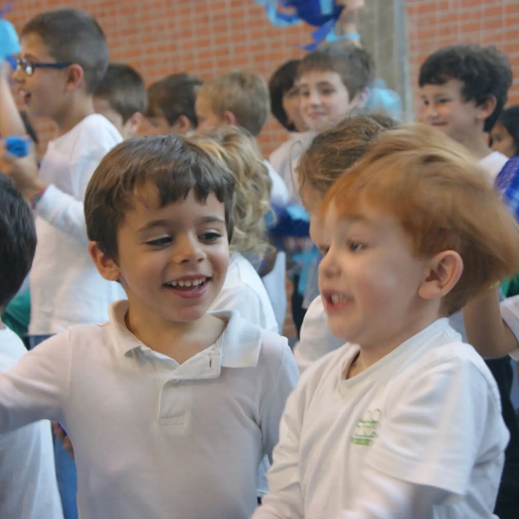 Niños en una actividad de acompañamiento para familias en Cantabria